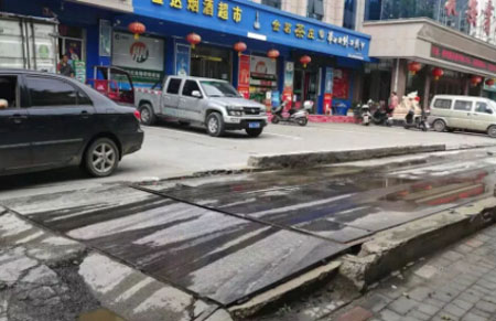 灵宝市一大型地磅因占道导致交通堵塞被城管局拆除