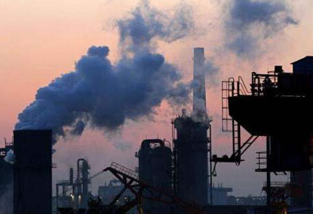 图为唐山钢铁厂大气污染